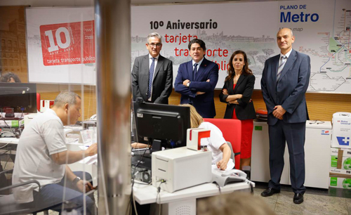 David Pérez y representantes del CRTM en una oficina de gestión