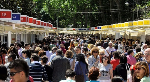 Personas en la Feria del Libro 