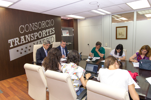 El gerente del CRTM, Alfonso Sánchez, explica las medidas que se van a tomar ante el cierre de la línea 5 de Metro a la prensa.