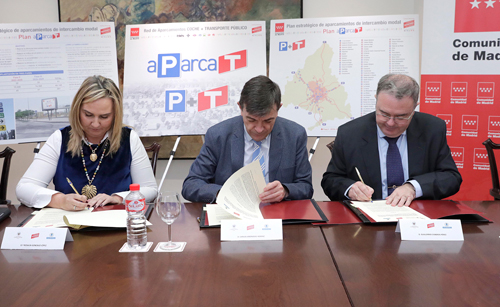 La consejera de Transportes, Vivienda e Infraestructuras, Rosalía Gonzalo, con los rectores de la Universidad Complutense de Madrid (UCM) y la Universidad Politécnica de Madrid (UPM)
