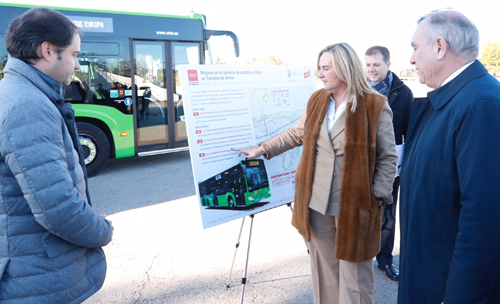 La consejera de Transportes, Vivienda e infraestructuras, Rosalía Gonzalo, junto al gerente del CRTM, Alfonso Sánchez junto a un autobús en Torrejón de Ardoz