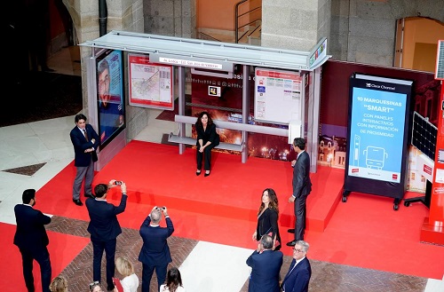 Isabel Díaz Ayuso sentada en una de las nuevas marquesinas de interurbanos