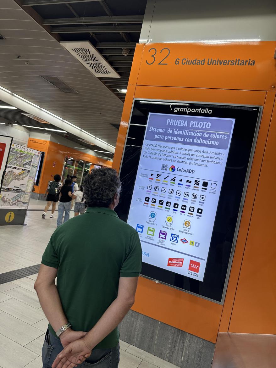 Un usuario consulta el panel con el sistema ColorADD