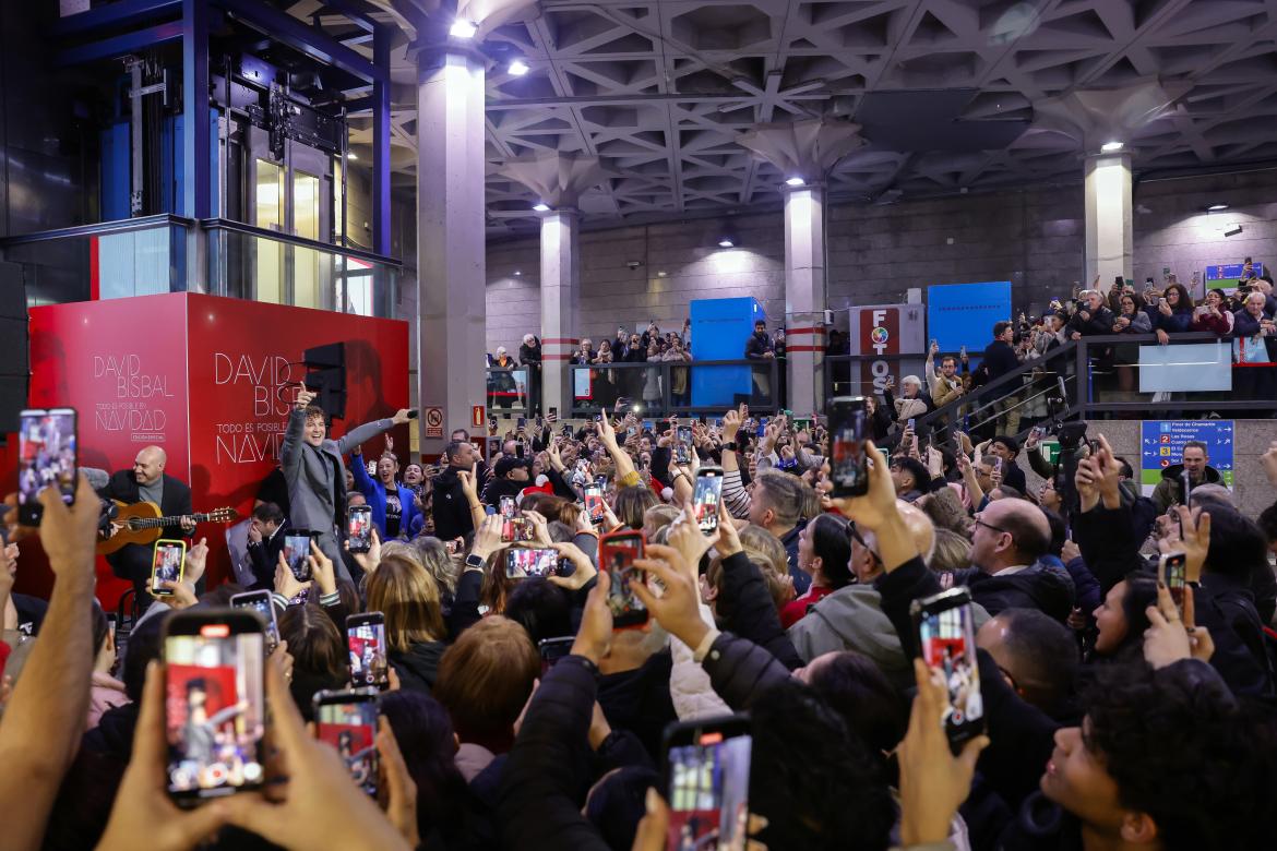 David Bisbal actúa en la estación de Metro de Sol