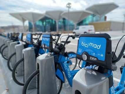 Bicicletas del sistema BiciMad estacionadas en el intercambiador de Valdebebas